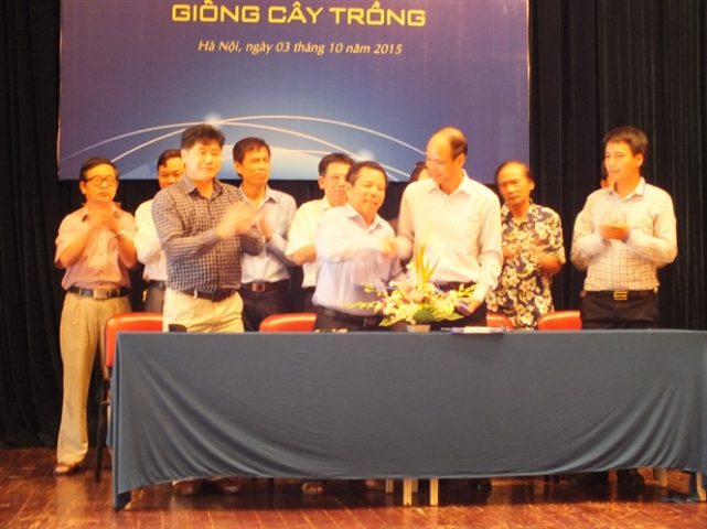 TS Trịnh Khắc Quang, quyền Giám đốc VAAS cùng tập thể tác giả ký HĐ bản quyền với TCty CP Vật tự Nông nghiệp Nghệ An